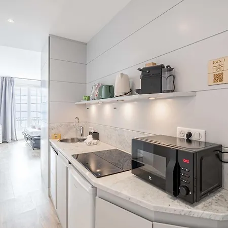Modern And Charming With Sea View - Centre Apartment Antibes