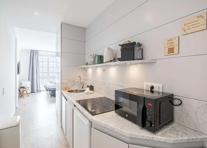 Modern And Charming With Sea View - Centre Apartment Antibes